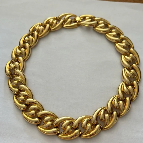 Stunning Gold Tone Fancy link 17” Collar Statement necklace 3/4” wide